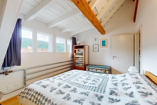 zimmer / schlafzimmer mit gipskartonwand, drywall, inside property, balkendecke, und beamed ceiling