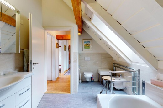 salle de bains avec bain, lavabo (ou coiffeuse selon le contexte), salle de bain complète, plafond voûté, et vaulted ceiling