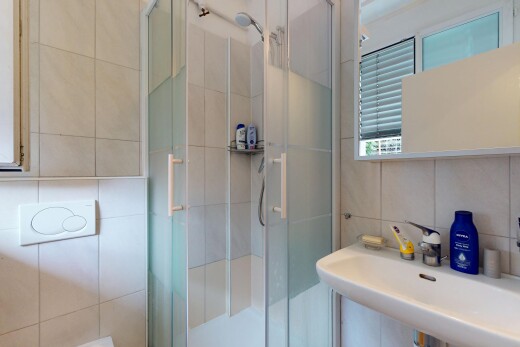 salle de bains avec douche, salle de bain complète, natural light, lumière naturelle, et miroir