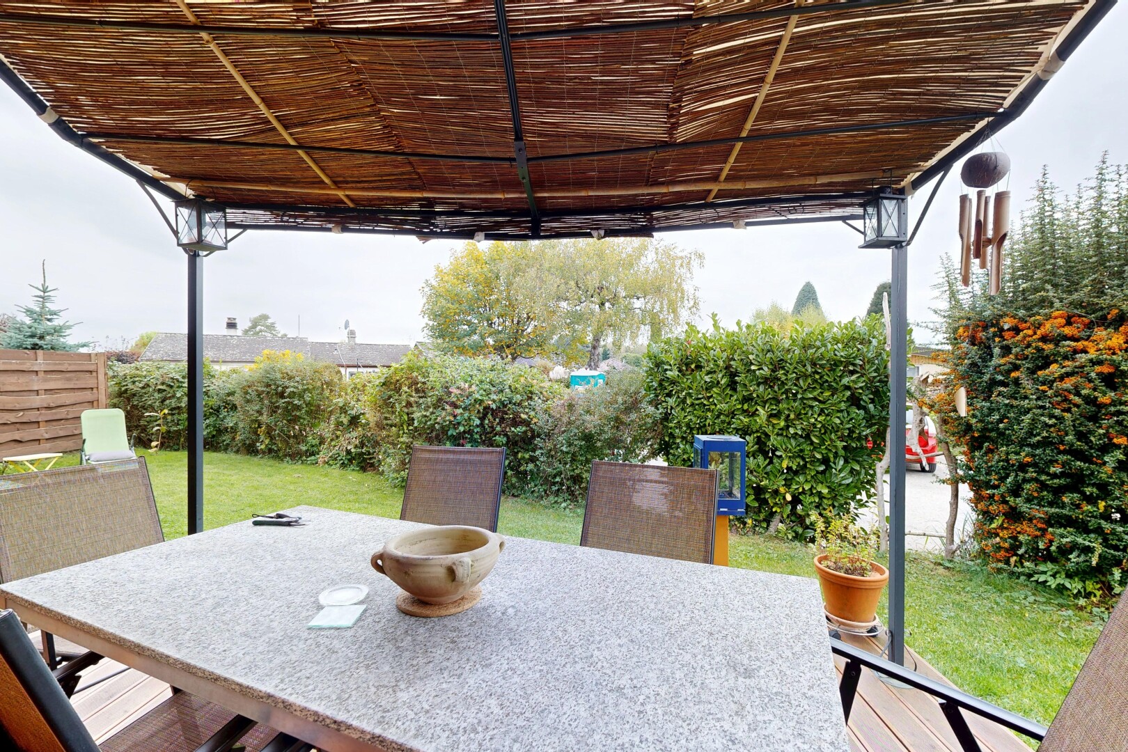 terrasse mit essbereich im freien, overcast, from property, und rasen