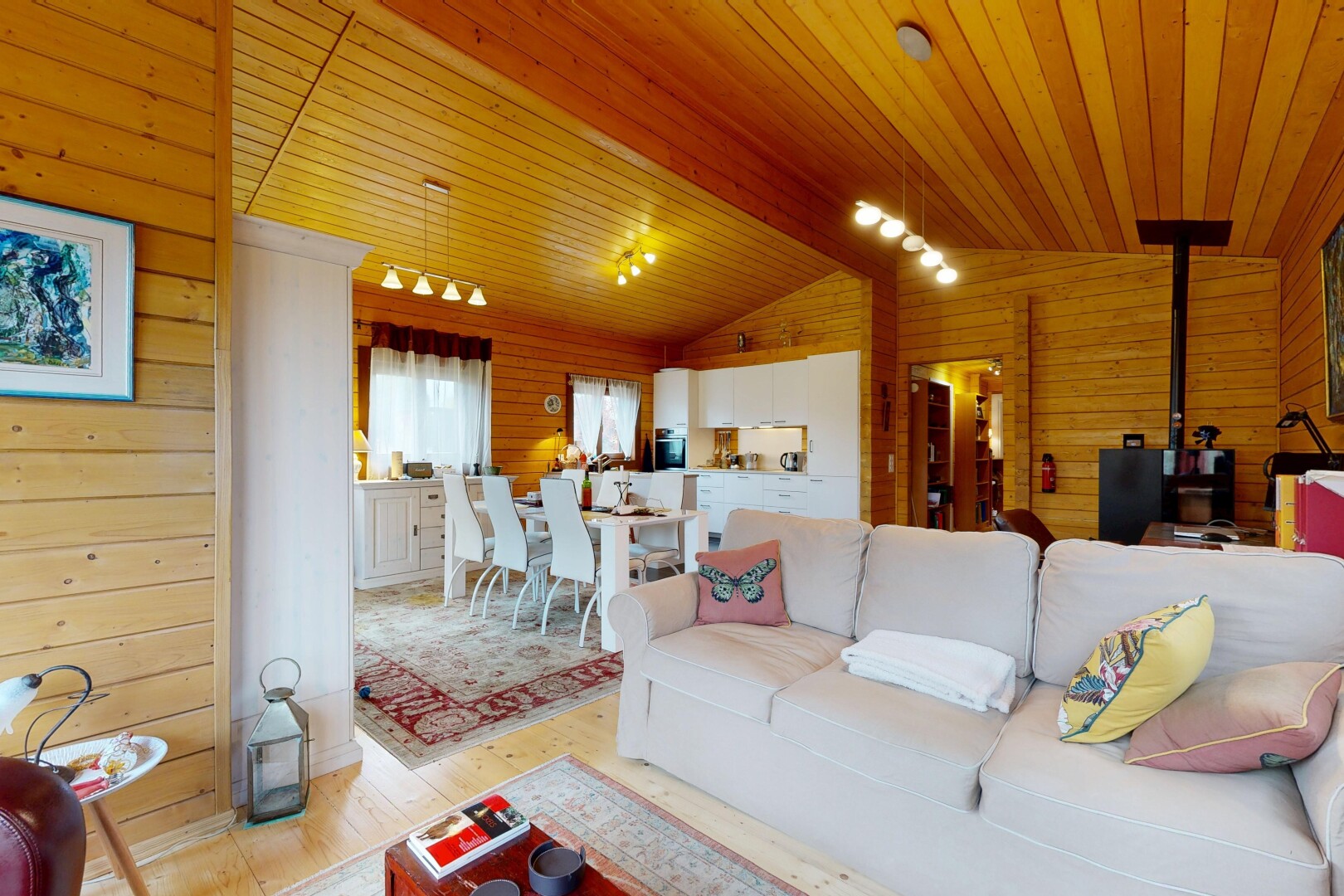 wohn- / esszimmer mit wood wall, holzwand, wood finish floor, holzfußboden, und inside property