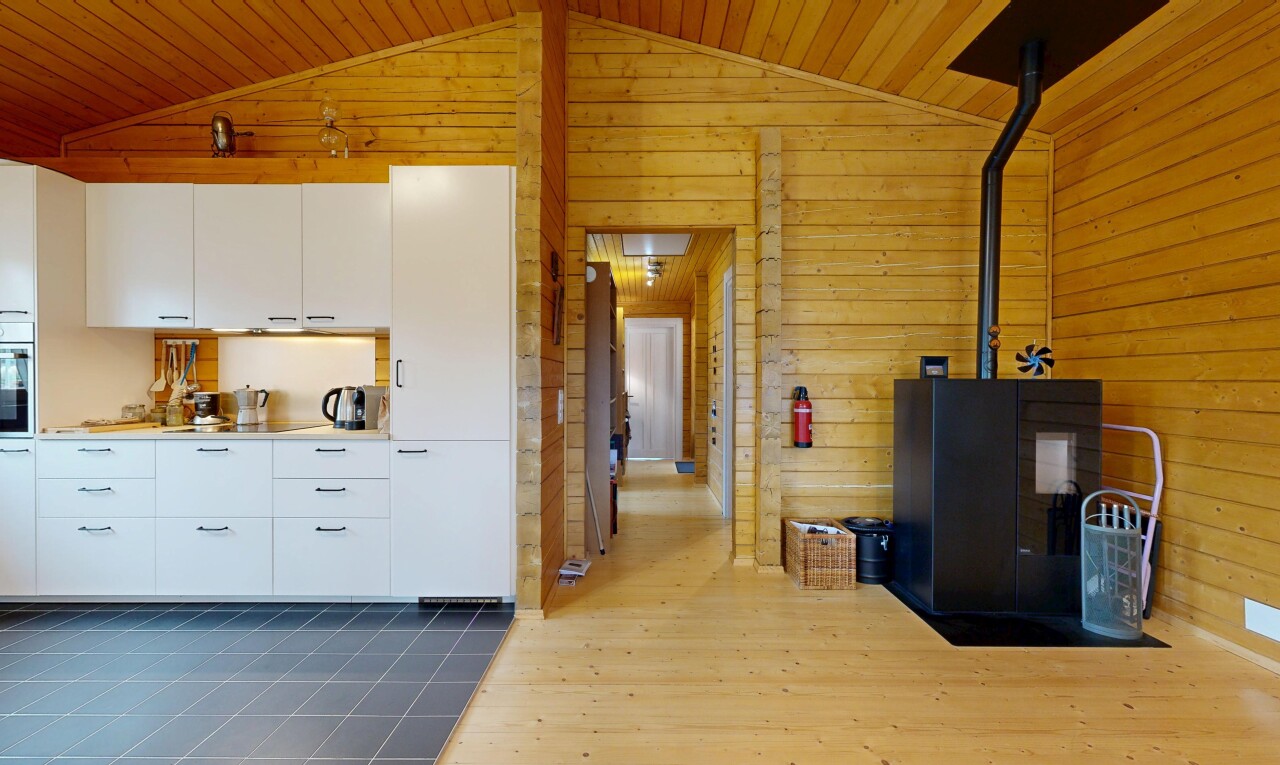 küche mit weiße schränke, holzwand, wood wall, inside property, und holzfußboden