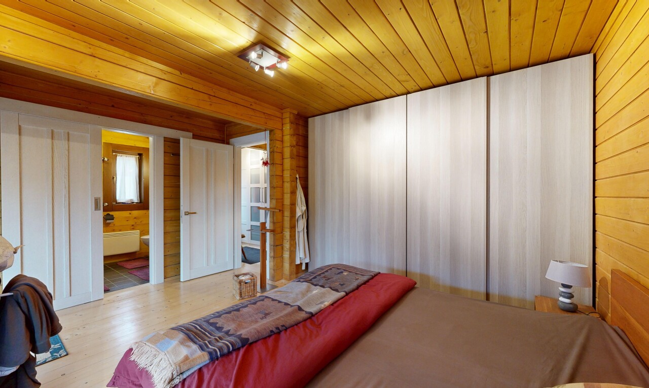 zimmer / schlafzimmer mit wood wall, holzwand, inside property, wood ceiling, und holzdecke