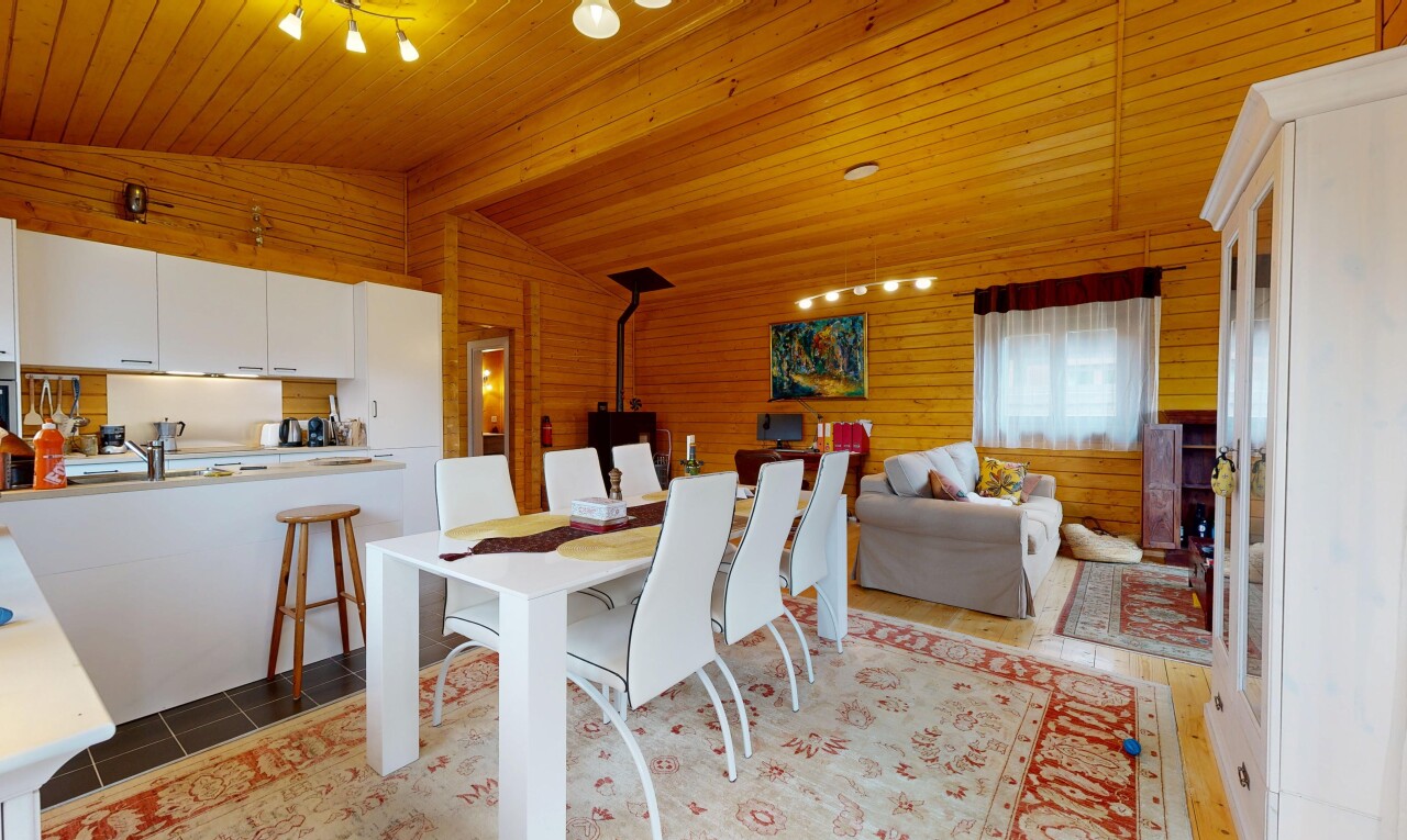 wohn- / esszimmer mit dachschräge, vaulted ceiling, inside property, holzfußboden, und wood finish floor