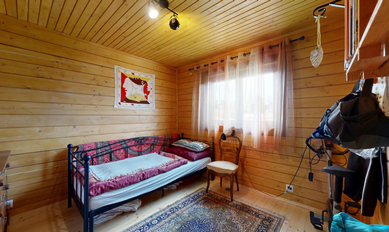 zimmer / schlafzimmer mit holzwand, wood wall, natürliches licht, natural light, und sauna