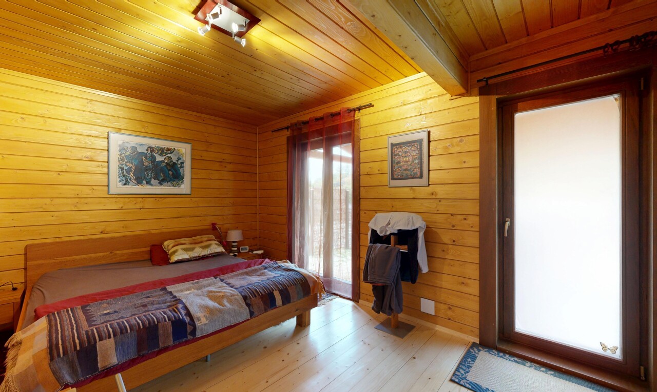 zimmer / schlafzimmer mit inside property, holzfußboden, wood finish floor, natürliches licht, und natural light