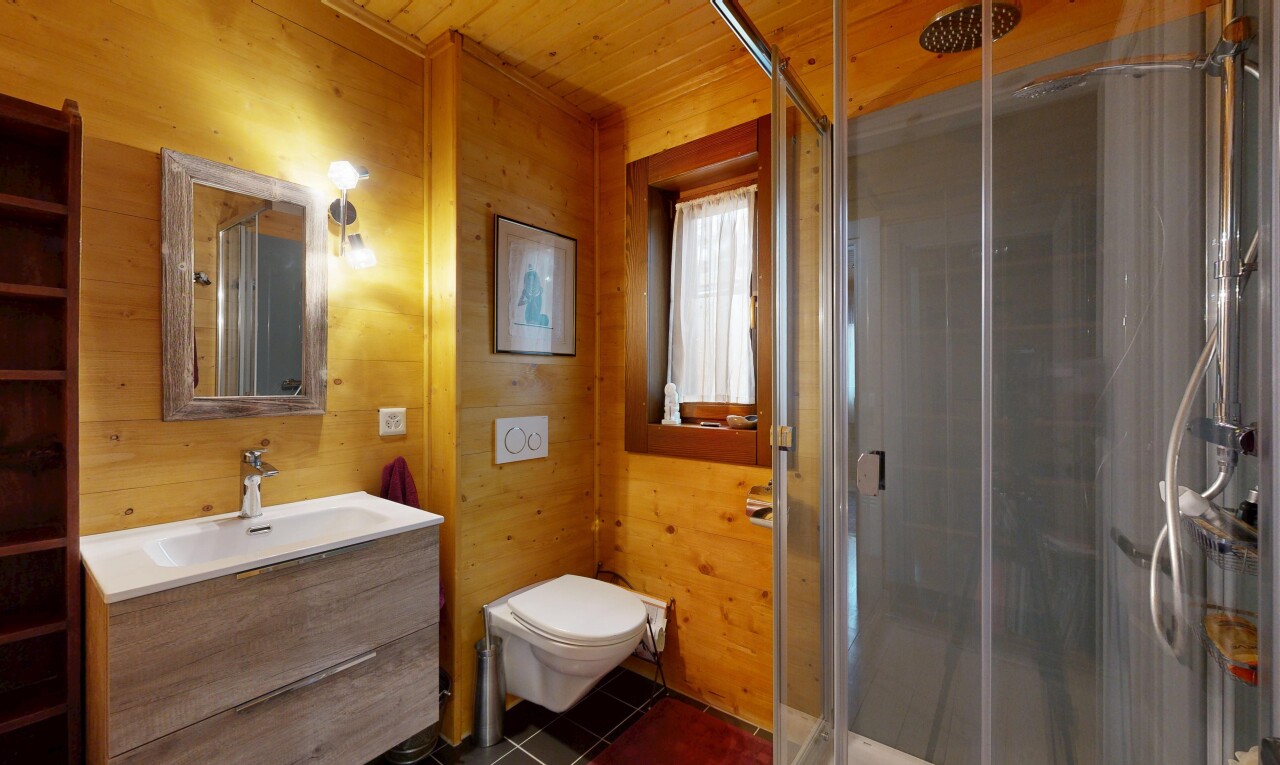 bad mit holzwand, wood wall, komplettes badezimmer, dusche, und toilette