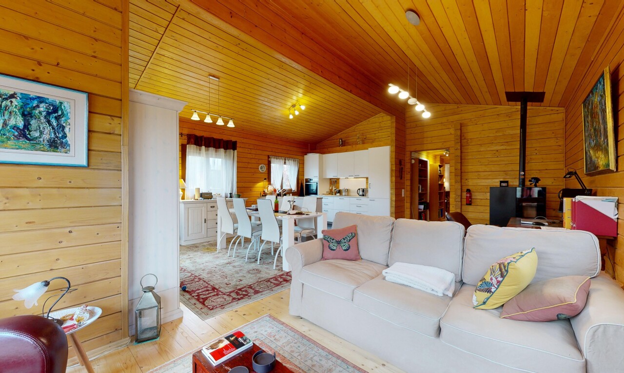 wohn- / esszimmer mit wood wall, holzwand, wood finish floor, holzfußboden, und inside property