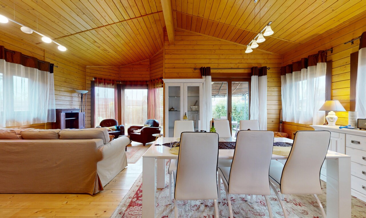 wohn- / esszimmer mit holzwand, wood wall, holzdecke, wood ceiling, und natürliches licht
