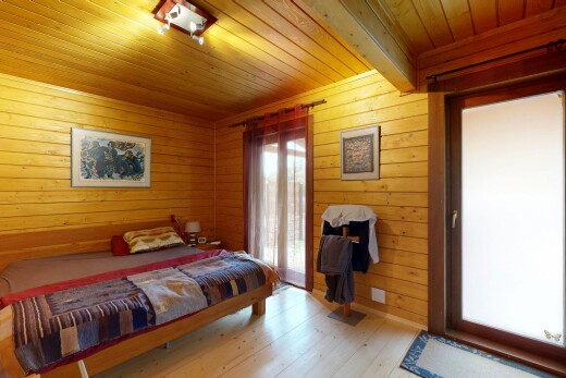 zimmer / schlafzimmer mit inside property, holzfußboden, wood finish floor, natürliches licht, und natural light