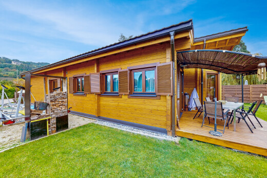 außenansicht mit rasen, horizontale verkleidung, property visible, essbereich im freien, und zaun