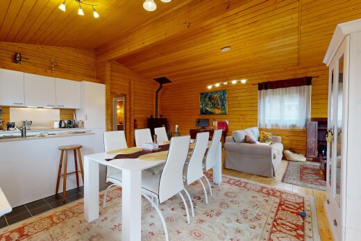 wohn- / esszimmer mit dachschräge, vaulted ceiling, inside property, holzfußboden, und wood finish floor
