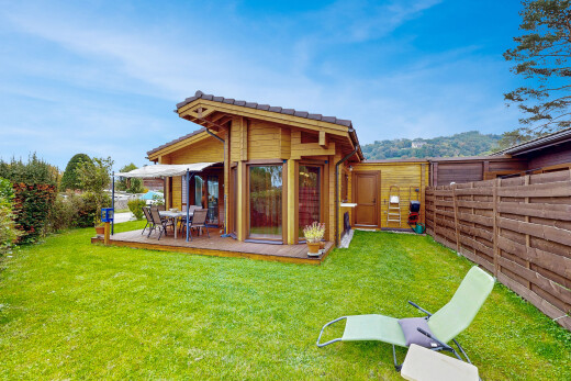 außenansicht mit zaun, rasen, deck, und day time