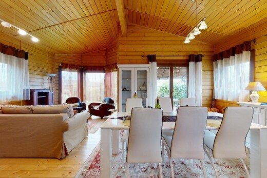 wohn- / esszimmer mit holzwand, wood wall, holzdecke, wood ceiling, und natürliches licht