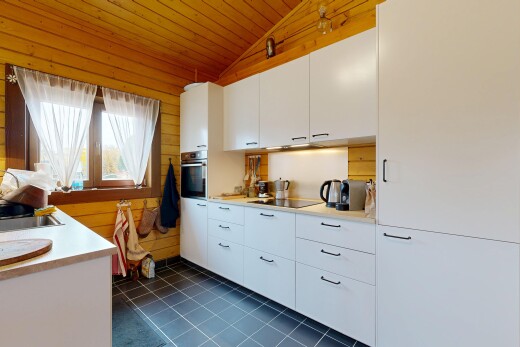 küche mit weiße schränke, natürliches licht, natural light, arbeitsplatten, und dachschräge