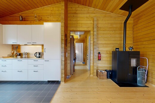 küche mit weiße schränke, holzwand, wood wall, inside property, und holzfußboden