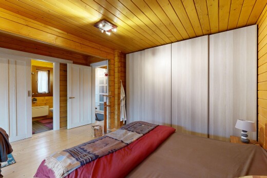 zimmer / schlafzimmer mit wood wall, holzwand, inside property, wood ceiling, und holzdecke