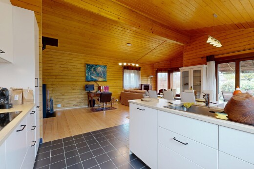 küche mit weiße schränke, natürliches licht, natural light, holzwand, und wood wall