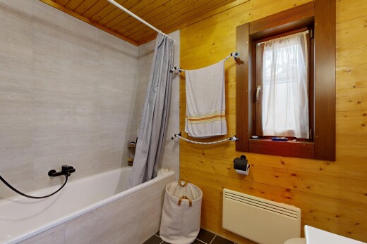 bad mit kombiniertes bad / dusche, holzwand, wood wall, natürliches licht, und natural light