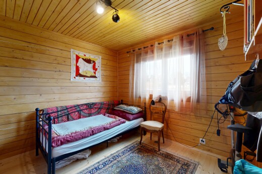 zimmer / schlafzimmer mit holzwand, wood wall, natürliches licht, natural light, und sauna