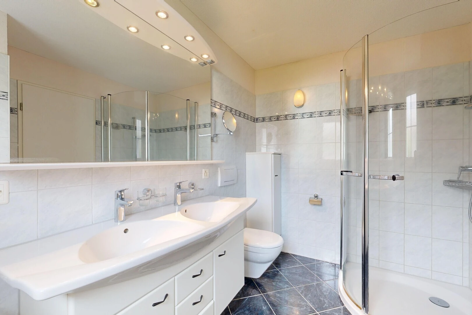 bad mit dusche, komplettes badezimmer, doppelwaschtisch, waschbecken, und dark floor