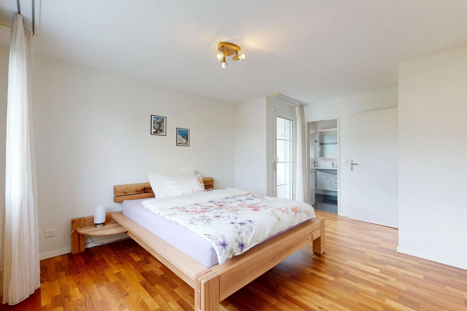 zimmer / schlafzimmer mit gipskartonwand, drywall, inside property, holzfußboden, und wood finish floor