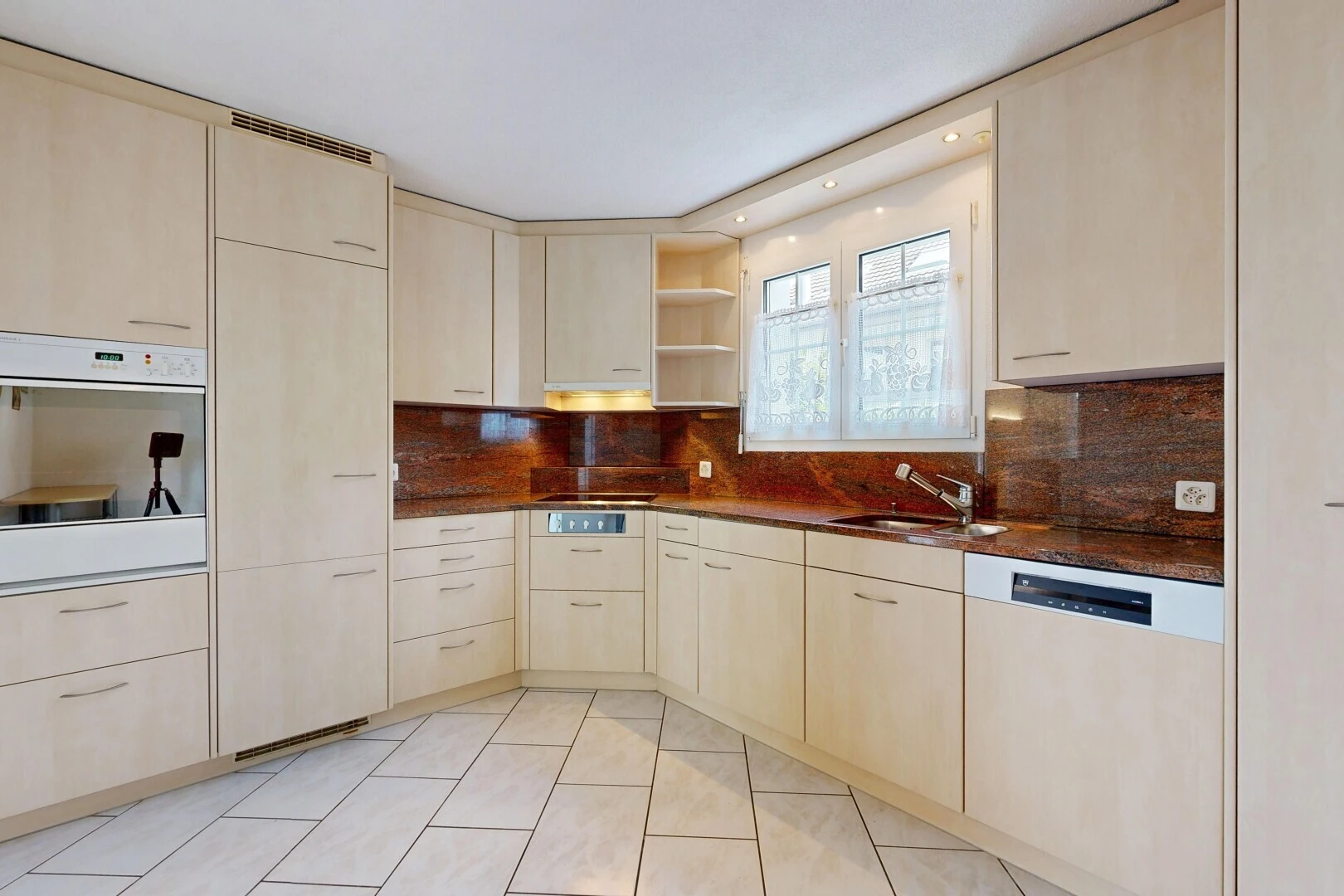 küche mit dark countertops, ofen, open shelves, offene regale, und light floor