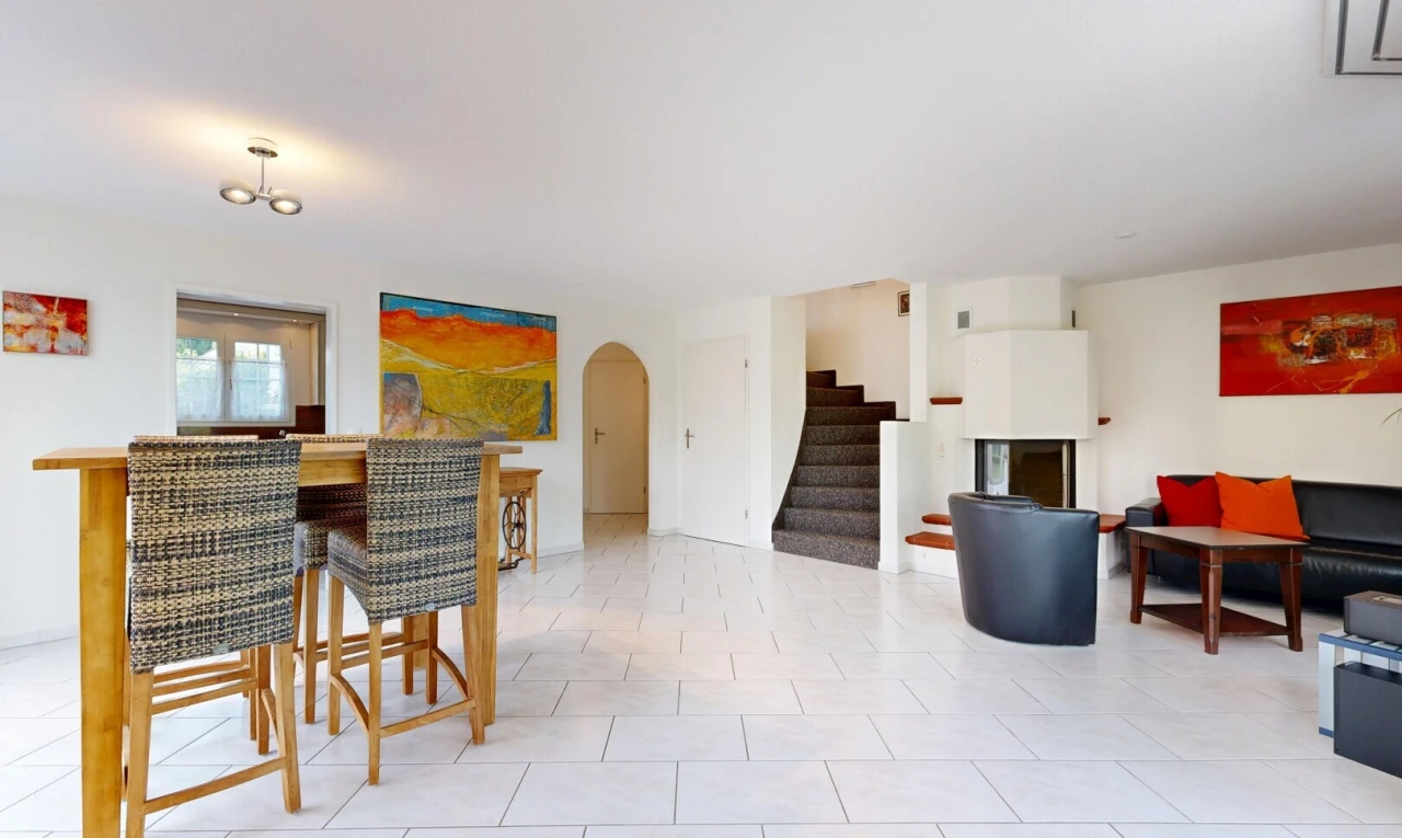 wohn- / esszimmer mit treppen, gewölbte gehwege, drywall, gipskartonwand, und light floor