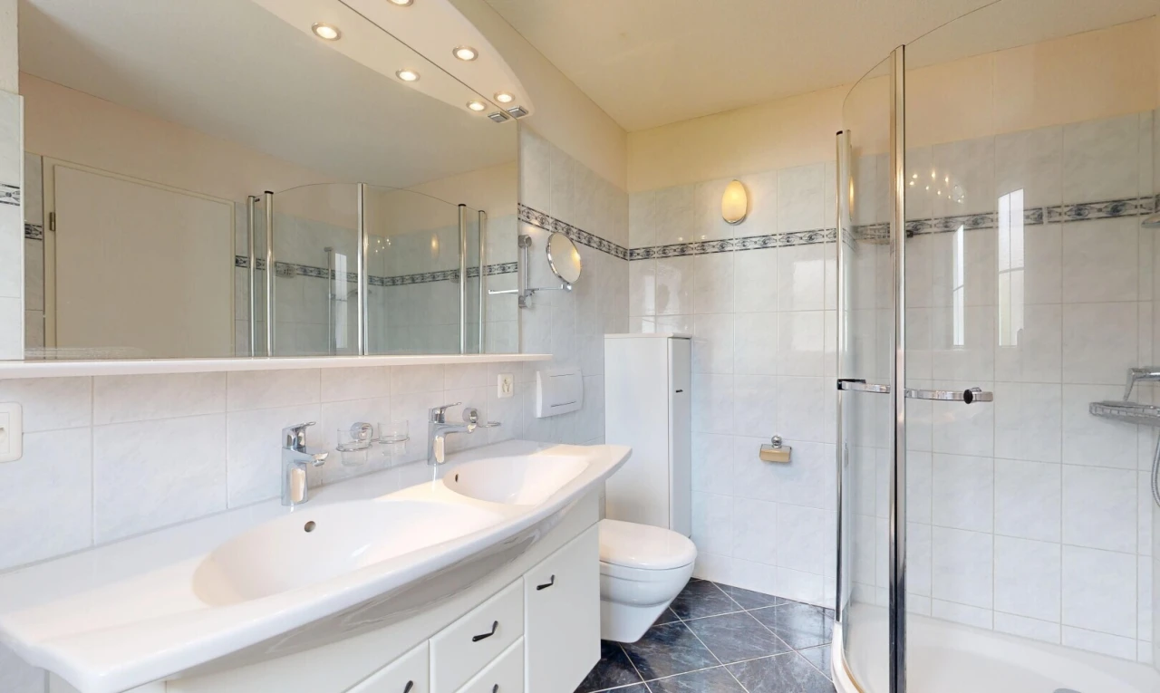 bad mit dusche, komplettes badezimmer, doppelwaschtisch, waschbecken, und dark floor
