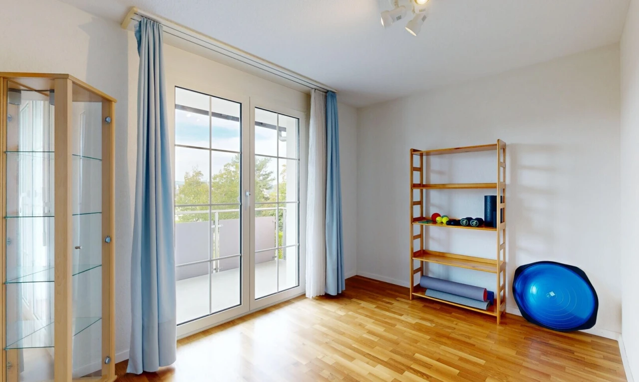 leerer raum mit gipskartonwand, drywall, holzfußboden, wood finish floor, und inside property