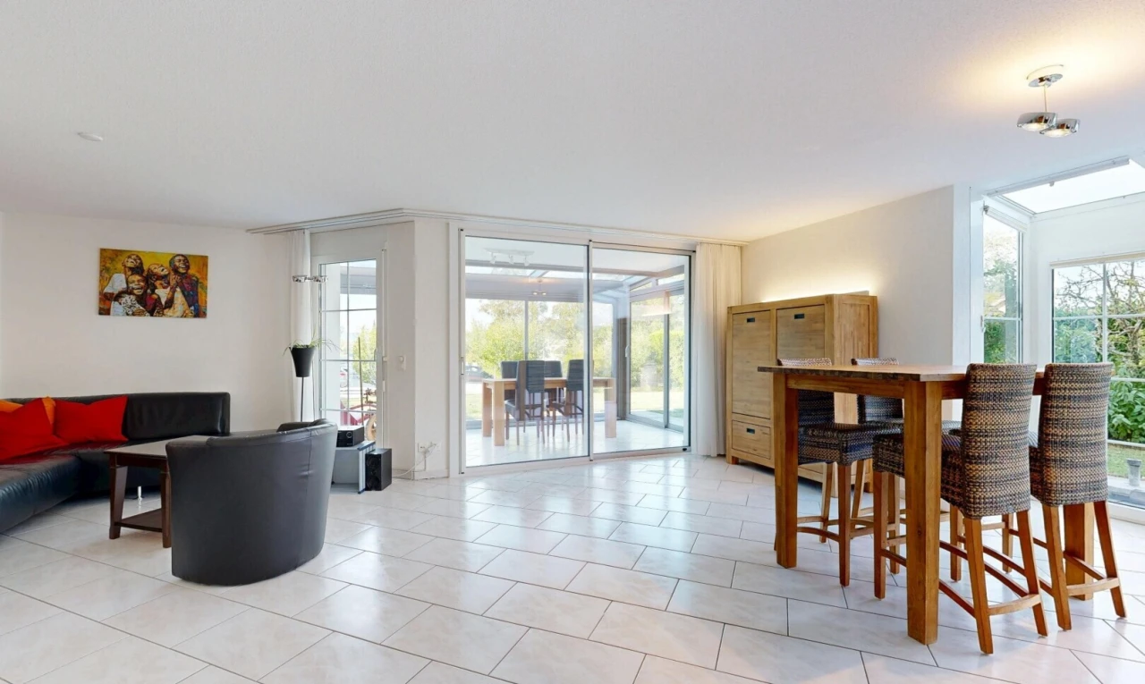 wohn- / esszimmer mit drywall, gipskartonwand, light floor, inside property, und tile floor