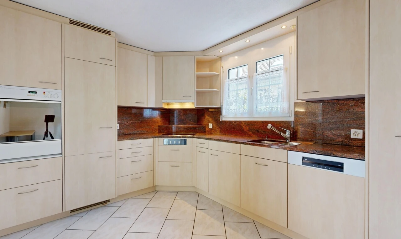 küche mit dark countertops, ofen, open shelves, offene regale, und light floor