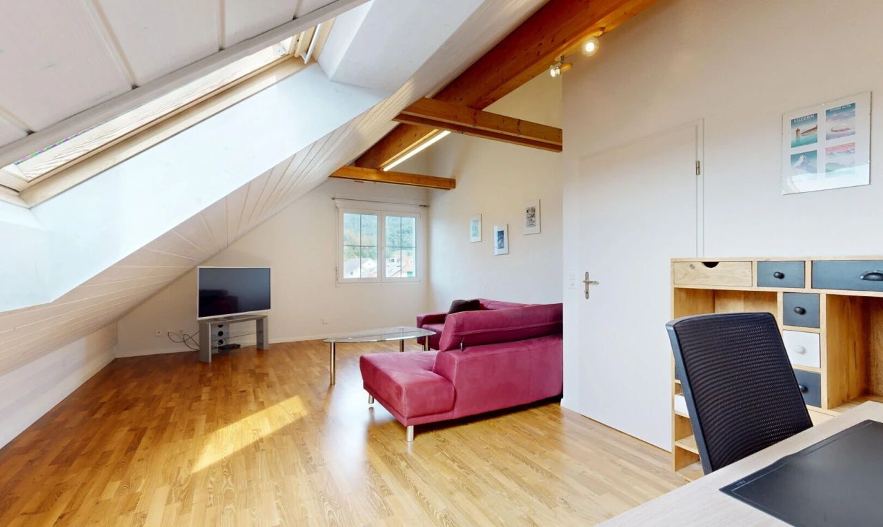 wohnzimmer mit gipskartonwand, drywall, holzfußboden, wood finish floor, und balkendecke