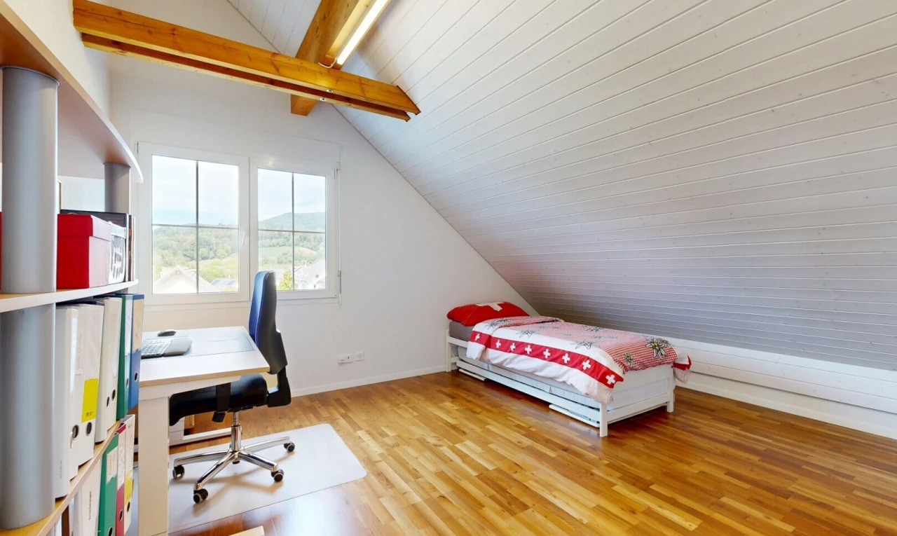 zimmer / schlafzimmer mit vaulted ceiling, dachschräge, zusätzliches zimmer, wood finish floor, und holzfußboden