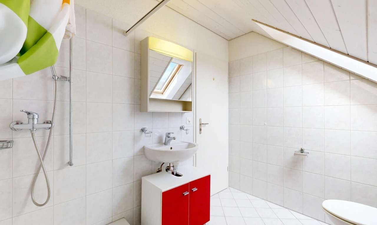 bad mit komplettes badezimmer, spiegel, fliesenwand, tile wall, und toilette