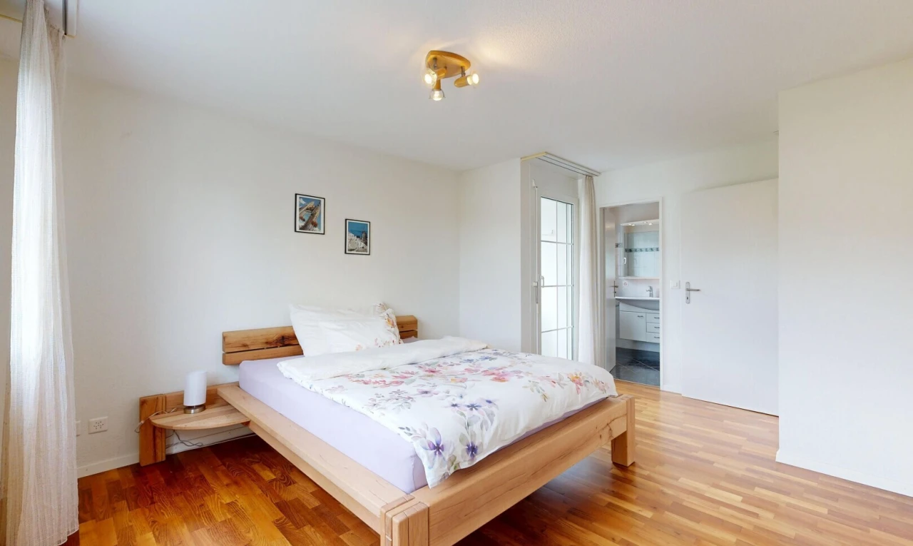 zimmer / schlafzimmer mit gipskartonwand, drywall, inside property, holzfußboden, und wood finish floor