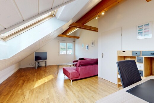 wohnzimmer mit gipskartonwand, drywall, holzfußboden, wood finish floor, und balkendecke