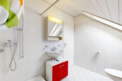 bad mit komplettes badezimmer, spiegel, fliesenwand, tile wall, und toilette
