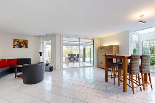 wohn- / esszimmer mit drywall, gipskartonwand, light floor, inside property, und tile floor