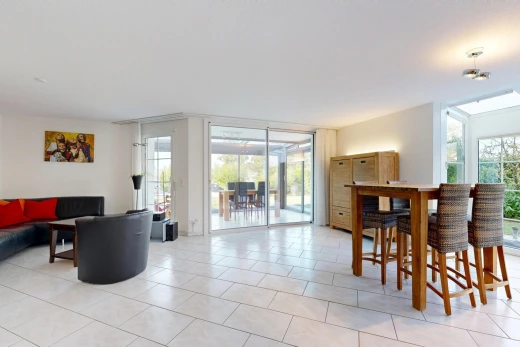 wohn- / esszimmer mit drywall, gipskartonwand, light floor, inside property, und tile floor