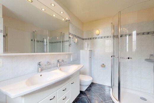 bad mit dusche, komplettes badezimmer, doppelwaschtisch, waschbecken, und dark floor