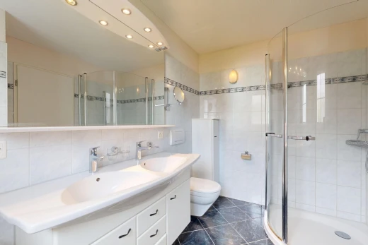 bad mit dusche, komplettes badezimmer, doppelwaschtisch, waschbecken, und dark floor