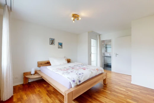 zimmer / schlafzimmer mit gipskartonwand, drywall, inside property, holzfußboden, und wood finish floor