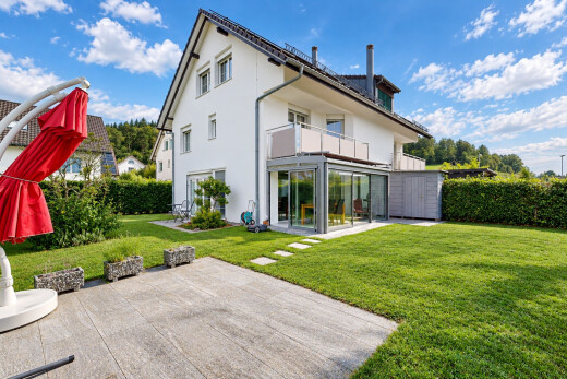 außenansicht mit rasen, balkon, day time, property visible, und from property