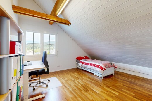 zimmer / schlafzimmer mit vaulted ceiling, dachschräge, zusätzliches zimmer, wood finish floor, und holzfußboden