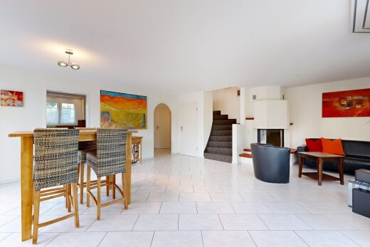 wohn- / esszimmer mit treppen, gewölbte gehwege, drywall, gipskartonwand, und light floor
