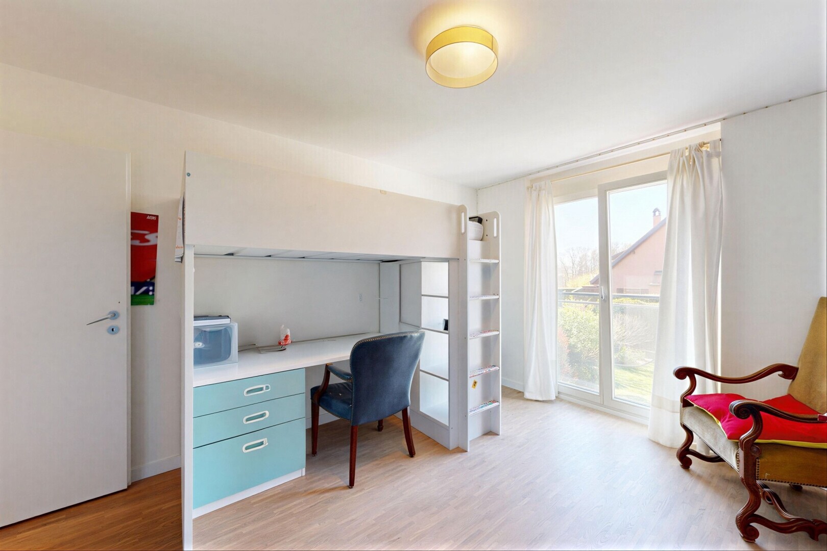 bureau avec espace bureau, light floor, wood finish floor, sol en finition bois, et drywall