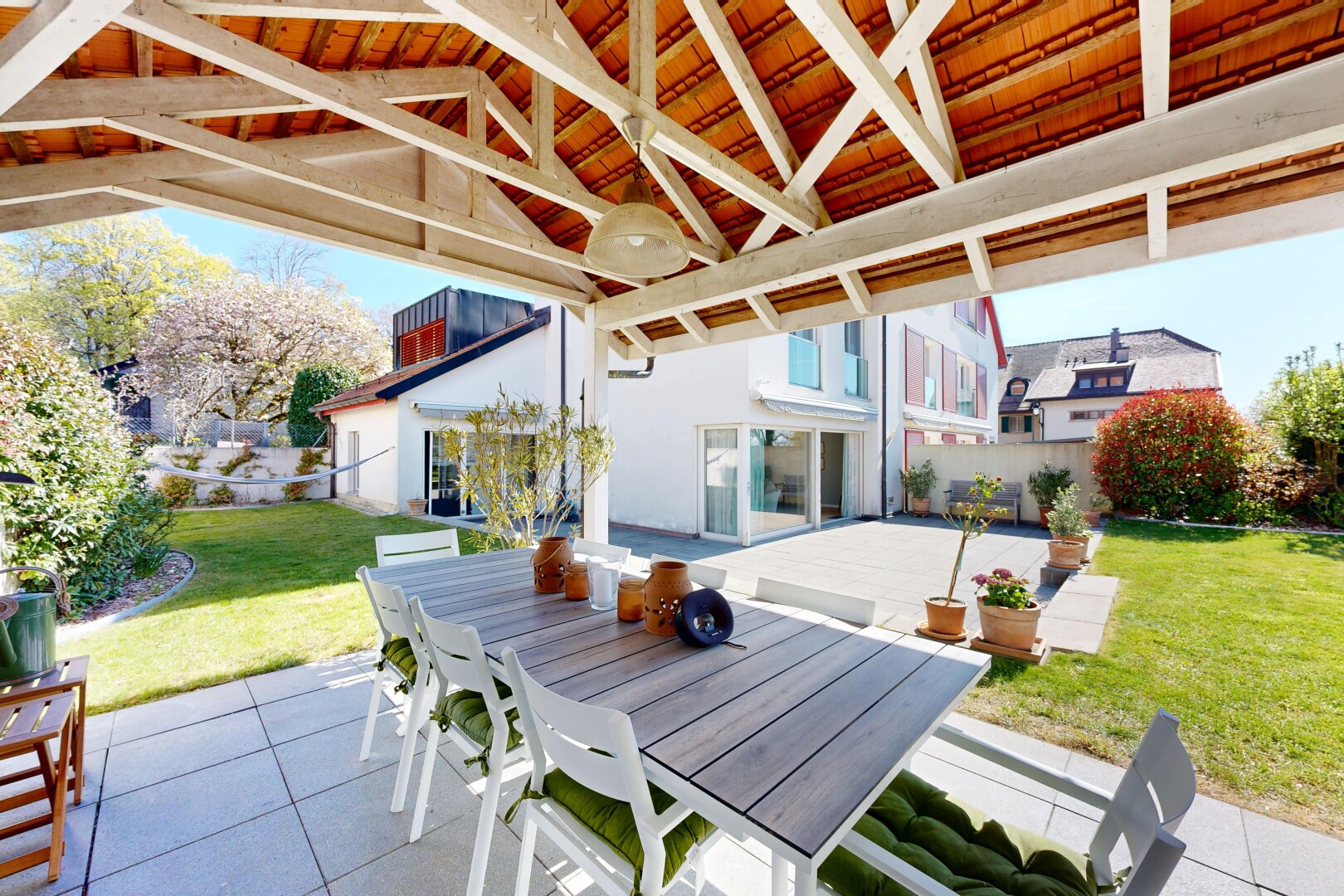 terrasse avec pelouse, day time, terrasse, clôture, et coin repas extérieur
