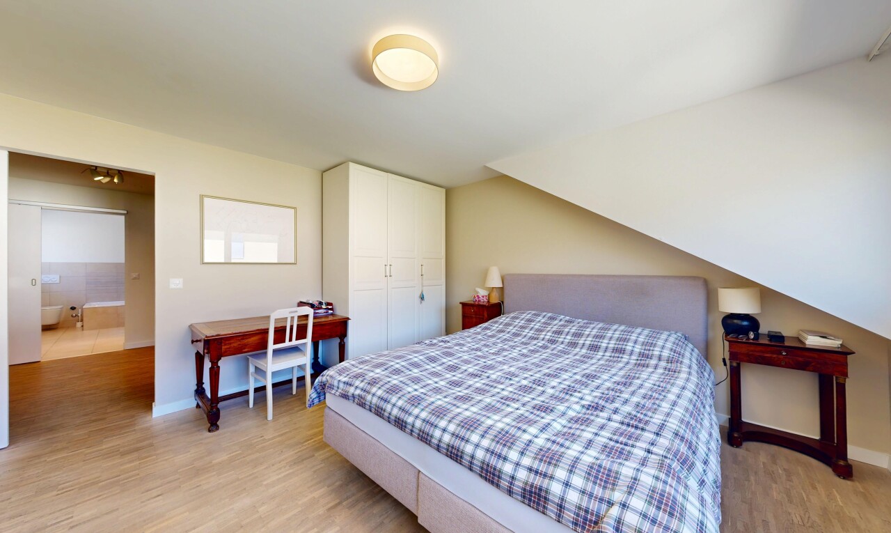 chambre avec drywall, cloison sèche, wood finish floor, sol en finition bois, et inside property