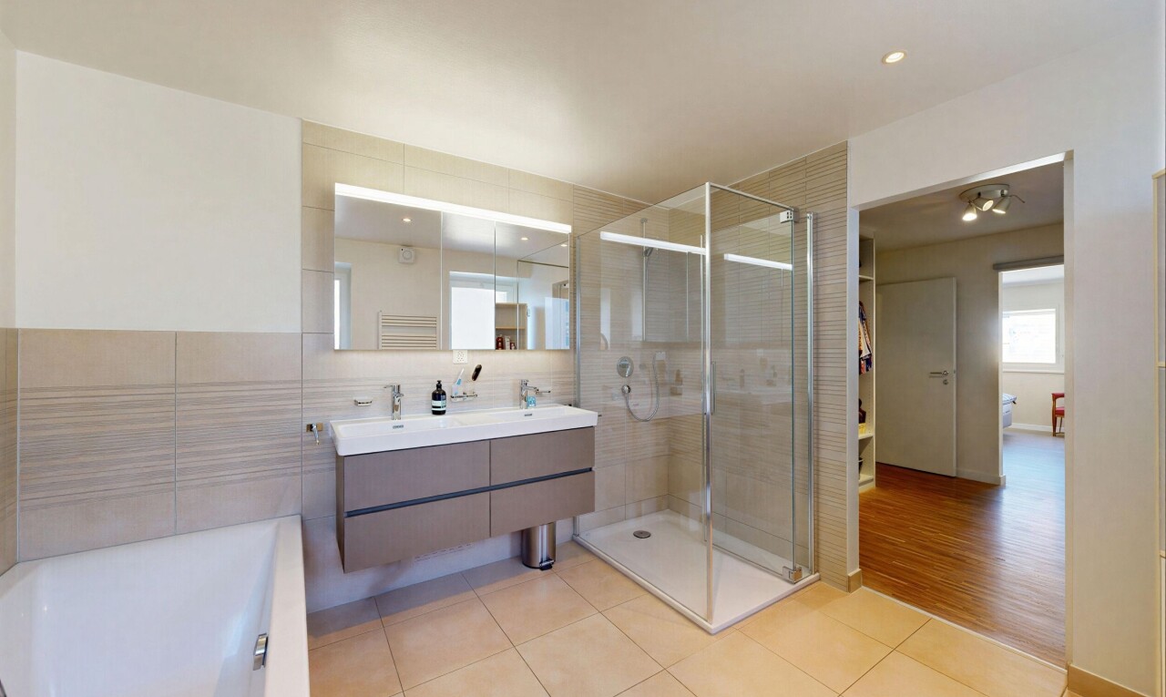 salle de bains avec salle de bain complète, double vasque, tile floor, sol en carrelage, et light floor